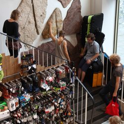 CAMP4 - Schuhe probieren und gleich an unserer Wand testen.