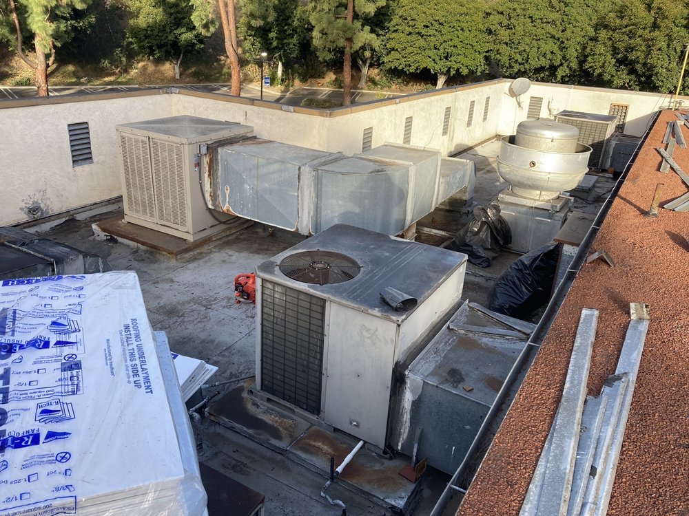 Slide of Wences Roofing Team