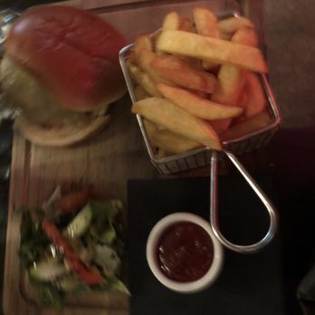 The Magic Garden - Cheeseburger - Pubs Near Me - London, XGL