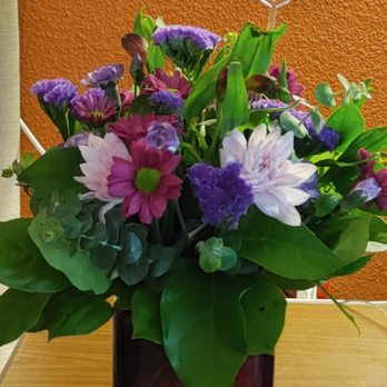 Floral Effects - as delivered. skimpy am't of flowers, overfilled with large leaves. - Florists Near Me - Everman, Texas