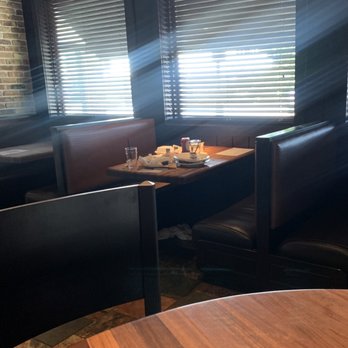 Cheddar's Scratch Kitchen - One table dirty the entirety of the time I was there - Comfort Food Near Me - Baytown, Texas