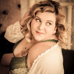 Pin Up Penny Photography - Plus Size Boudoir Photography is our specialty. EVERY woman deserves to look and feel HOT! © Pin Up Penny Photography www.pinuperie.com