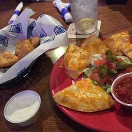 Mmmmmmmm buffalo chicken nachos and Mac and cheese bites!!! Mmmmmmmm buffalo chicken nachos and Mac and cheese bites!!!