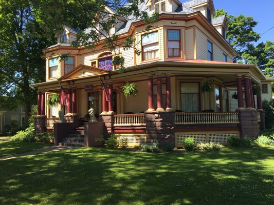 1897 Beekman House Bed and Breakfast by null