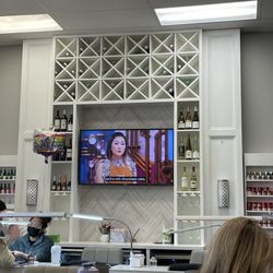 Paris Nail Bar - Extensive wine selection