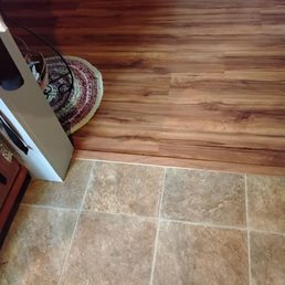 Threshold transition to vinyl flooring