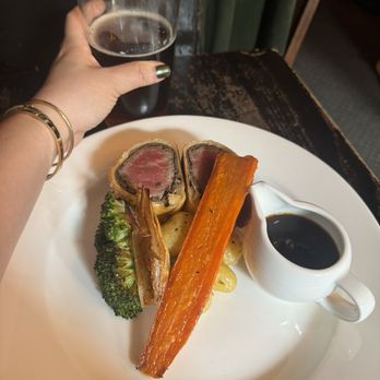 The Grenadier - Beef Wellington - Pubs Near Me - London, XGL The Grenadier - Beef Wellington - Pubs Near Me - London, XGL
