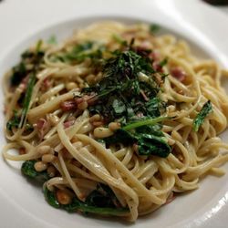 Linguini alla Contessa
Linguini pasta, garlic, pinenuts, prosciutto, parmesan and fresh spinach tossed in a light cream sauce.