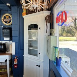 Country Boy’s Barbecue - Inside