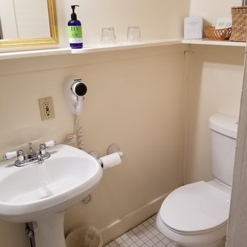 Colby Hill Inn - Another shot of the clean bathroom! (room 7) - Bed & Breakfast Near Me - Henniker, New Hampshire Colby Hill Inn - Another shot of the clean bathroom! (room 7) - Bed & Breakfast Near Me - Henniker, New Hampshire