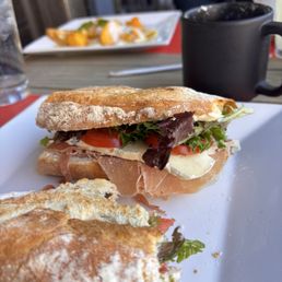 Sandwich that had prosciutto and brie. Great bread.