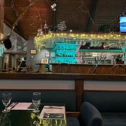 Salmon House Restauraunt - The bar lighting is actually green, this looks real.