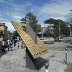 Polare Süduhr vor der Nürnberger Akademie