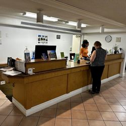 La Quinta Inn & Suites by Wyndham Irvine Spectrum - Front desk