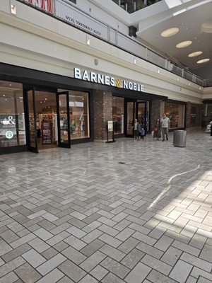 Barnes & Noble by null