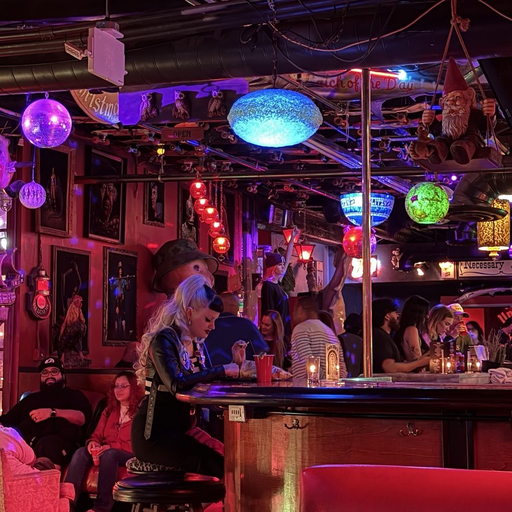 Uncle Ollie’s Penthouse - Cool bar area with fun lights - Bars Near Me - Los Angeles, California Uncle Ollie’s Penthouse - Cool bar area with fun lights - Bars Near Me - Los Angeles, California