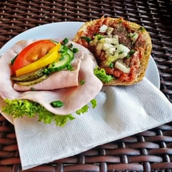 Bäckerei Schmidt - Liebhaber des deftigen Frühstücks - zwei belegte Halbe   (06/2016)