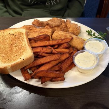 Doogers Seafood & Grill - Fish and chips with tartar sauce, and a slice of garlic toast - Seafood Near Me - Seaside, Oregon