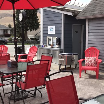 Brunch Box - a patio with red chairs and umbrellas - Breakfast & Brunch Near Me - Chelan, Washington