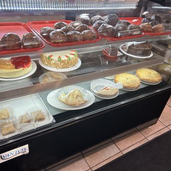 Moonlight Diner - Dessert display case - Diners Near Me - Glenside, Pennsylvania