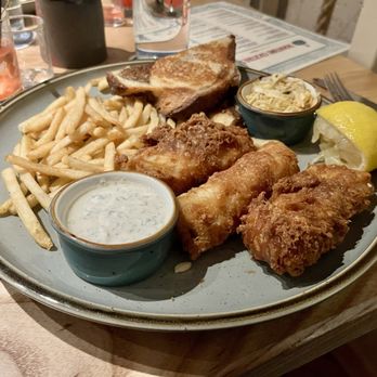 Central Standard Crafthouse & Kitchen - Gluten Free Fish Fry with Rye Bread ( Gluten Free bread available for those needing a Gluten Free Meal) - Distilleries Near Me - Milwaukee, Wisconsin