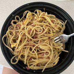 Pasta Glory - Carbonara pasta that looks like I put together at home. Hell, I could've done a better job!