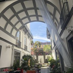 Hotel Piazza Bellini - Entryway, in the back, breakfast tables