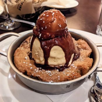 Wildfire - Warm chocolate chip cookie skillet - American Near Me - Schaumburg, Illinois