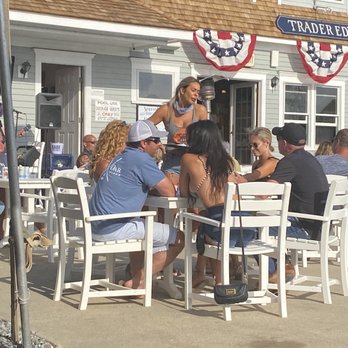 Trader Ed's - Waitress with no mask on - Bars Near Me - Hyannis, Massachusetts