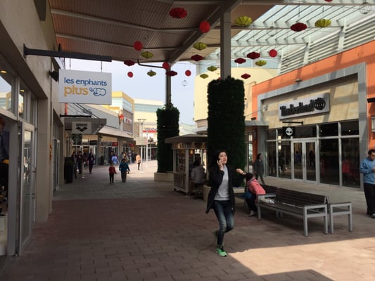 Gloria Outlets by null