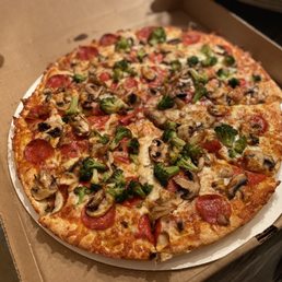 Mushroom pepperoni broccoli pizza. Crunchy deiciousness! September 2020 Mushroom pepperoni broccoli pizza. Crunchy deiciousness! September 2020