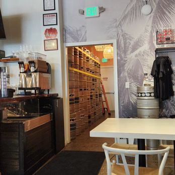 Olohana Brewpub By Kalihi Beer - Decor - Brewpubs Near Me - Honolulu, Hawaii