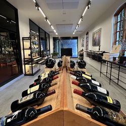 Caymus Vineyards - Wine shop