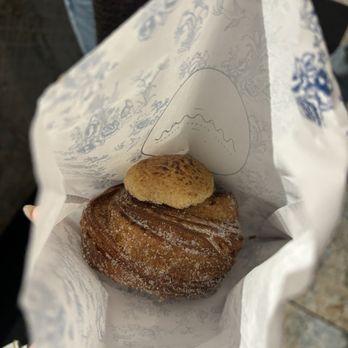 maman - Martha Stewart's milk chocolate crème brûlée sugar bun - Cafes Near Me - New York, New York