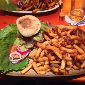 The Bird - That's not a small burger. It's a barbaric amount of chips. - Burgers Near Me - Hamburg, HH