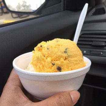 Robel’s Ice Cream - Passion fruit and dulce de leche scoops - Ice Cream & Frozen Yogurt Near Me - Whitehall, Ohio