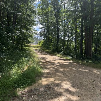 Mountain Laurel Santuary - At the turnaround, this bit ends at a fenced off area prob marked private/danger/stay away. I didn't go, hey, I've seen Stranger Things - Parks Near Me