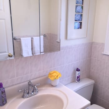 Lynn Schreiner - Realty Executives - Just a few touches can dress up a vacant bathroom! - Real Estate Agents Near Me - Framingham, Massachusetts Lynn Schreiner - Realty Executives - Just a few touches can dress up a vacant bathroom! - Real Estate Agents Near Me - Framingham, Massachusetts