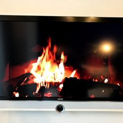 Motel One Salzburg-Mirabell - My favorite part about the room - fake fireplace on the TV