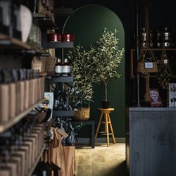 Della Terra Fresh Olive Oil & Balsamic Tasting Bar - Explore a wide variety of premium Extra Virgin Olive Oils imported from the freshest harvest from around the globe.