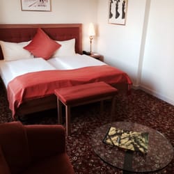 GAIA HOTEL - Bed with 2 twins together (king), Hotel Gotthard Basel. Comfty room.