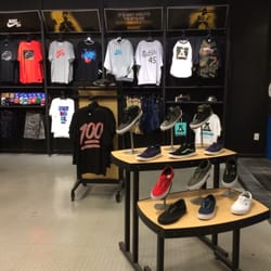 Footaction Footwear - Wares.