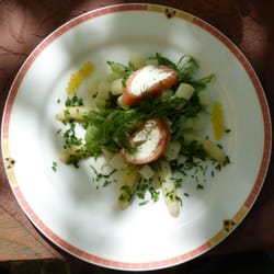 Gasthof Grüner Baum - Räucherlachsröllchen mit Spargel
