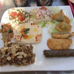 Le P'tit Libanais - Houmous Riz lentille Salade de tomates Salade de fromage Beignet poulet curry Beignet epinard Beignet boeuf Beignet fromage Feuille de vigne
