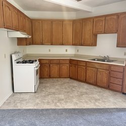 Leonard's Discount Carpets - Marble-look sheet vinyl flooring in the kitchen