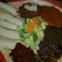 Im Herzen Afrikas - Platte mit Fladenbrot und fünf verschiedenen Gerichten. Reichlich für zwei Personen. Haben nicht alles geschafft.