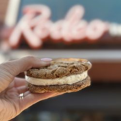Hudsons Cookies - Cookie sandwich. Ginger molasses
