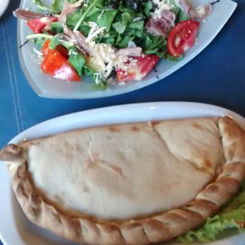 La Tagliatta - Calzone capresse y ensalada "tagliatta" - Argentine Near Me - Rosario, S