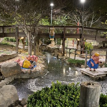 Ripley's Old MacDonald's Farm Mini Golf - Pigs on the beach - Mini Golf Near Me - Sevierville, Tennessee