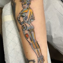 @vicmesitattoo made my tattoo dreams a reality by blessing my skin with this Bride Of Pinbot tattoo.